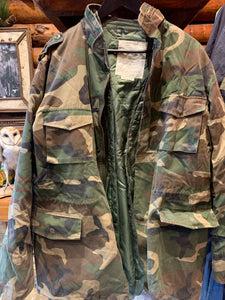 12. Vintage Army M-65 Jungle Camo Jacket W Lining, Medium.