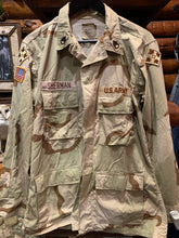 Load image into Gallery viewer, 30. Vintage US Army Lightweight Jacket Desert Camo, Medium Regular
