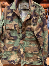 Load image into Gallery viewer, 32. Vintage US Army Shirt (Lightweight Jacket Cut), Medium Short
