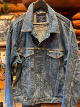 Load image into Gallery viewer, Vintage Levis Denim Jacket, Large
