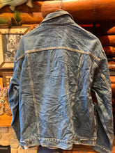 Load image into Gallery viewer, Vintage Levis Denim Jacket, Large
