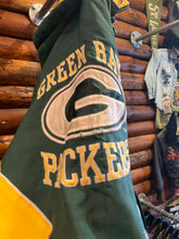 Load image into Gallery viewer, Starter Greenbay Packers Medium Vintage Stadium Puffer Jacket
