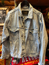 Load image into Gallery viewer, Vintage Wrangler Fade Out Denim Jacket, Large
