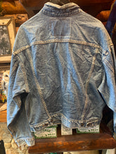 Load image into Gallery viewer, 23.. Vintage Levis 90s Slouchy Cut, Large.
