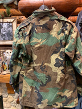 Load image into Gallery viewer, 6. Vintages M-65 Jungle Camo Field Jacket, Medium Regular
